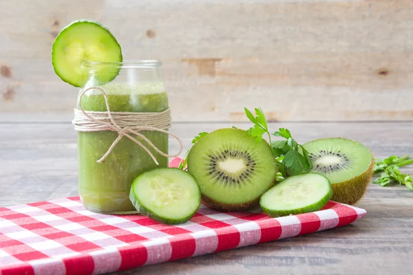 Zelený koktejl s okurkou, kiwi a jablka — Stock fotografie