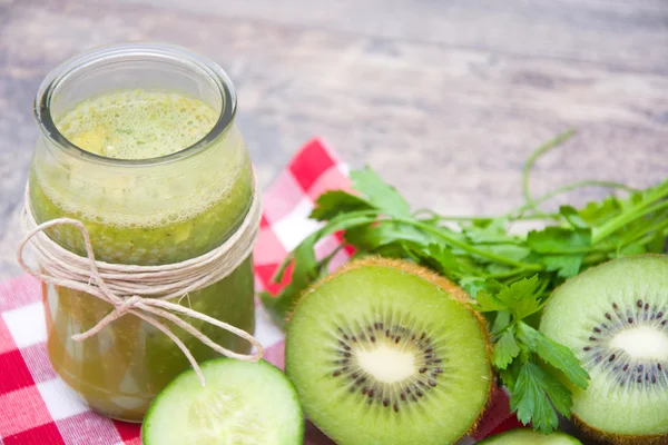 Grön smoothie med gurka, kiwi och äpplen — Stockfoto