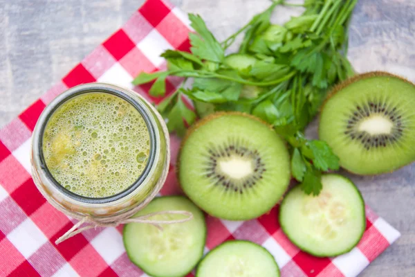 Smoothie verde com pepino, quivi e maçãs — Fotografia de Stock