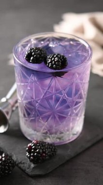 Böğürtlenli böğürtlen kokteyli ve siyah zemin üzerinde ezilmiş buz