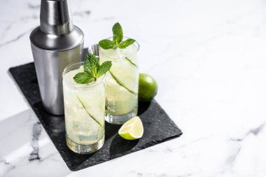 Beyaz mermer arka planda İngiliz Bahçe Kokteyli. Boşluğu kopyala