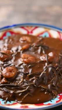 Köstebek soslu ve karidesli Meksika romeritoları