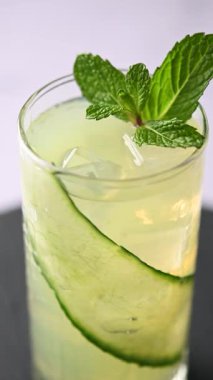 İngiliz Bahçe Kokteyli beyaz mermer arka planda dönüyor. Kapat.