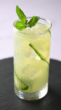 Beyaz mermer arka planda dönen İngiliz Bahçe Kokteyli