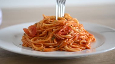 Çatalla kaplanmış kıvrımlı spagetti. Kapat.