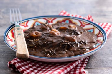 Köstebek soslu Meksika romeritoları ve ahşap masada karides.
