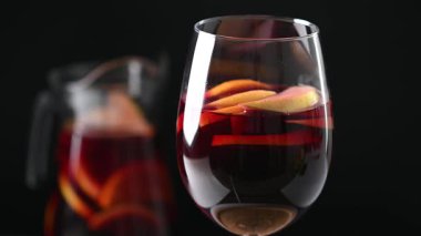Koyu Arkaplanda Taze Meyveli Dönen Kırmızı Sangria Kadehi