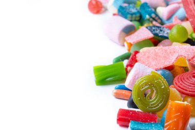 Beyaz arka planda izole edilmiş çeşitli renkli şekerler. Boşluğu kopyala