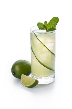 Beyaz arkaplanda İngiliz Bahçe Kokteyli