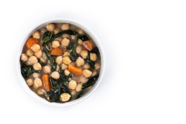 Beyaz arka planda izole edilmiş havuçlu nohut ve ıspanak çorbası. Üst Manzara. Boşluğu kopyala