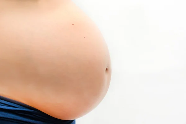 Mulher grávida com um fundo branco — Fotografia de Stock