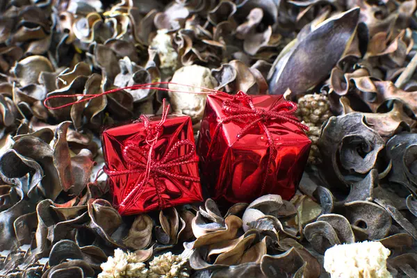 Scatole regalo dorate e foglie autunnali — Foto Stock
