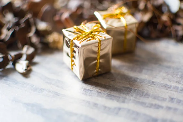 Cajas de regalo de oro y hojas de otoño —  Fotos de Stock