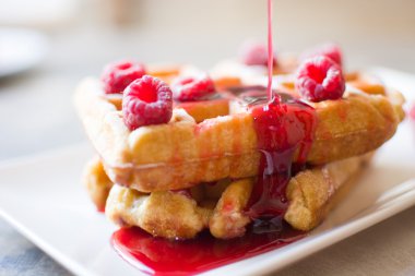 Waffle ile Ahududu ahşap masa üzerinde