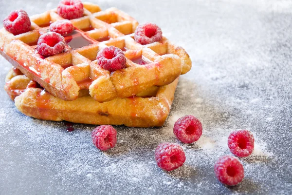 Waffles com framboesas e ingredientes — Fotografia de Stock