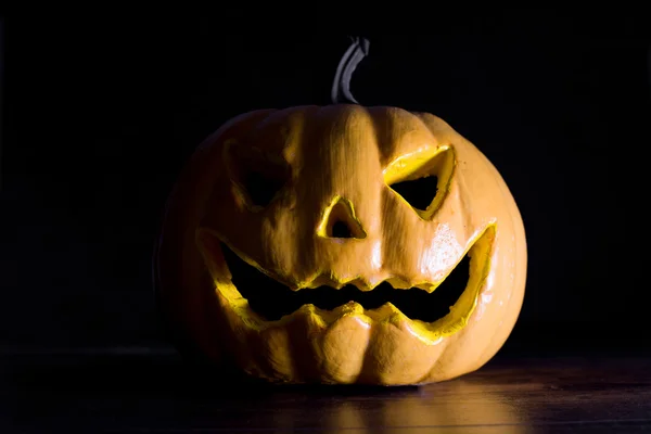 Halloween pumpa med svart bakgrund — Stockfoto