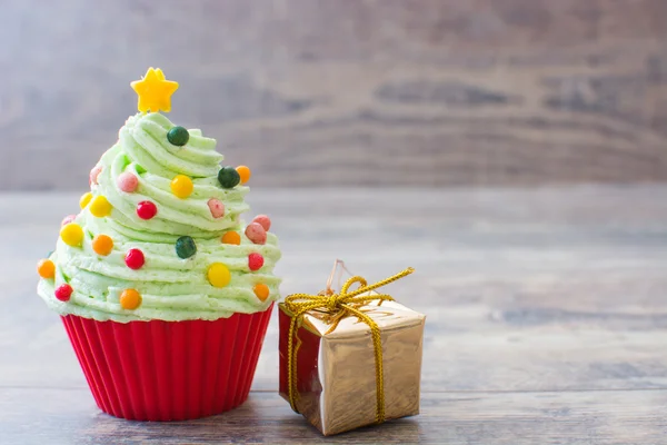 Cupcake com forma de árvore de Natal em madeira — Fotografia de Stock