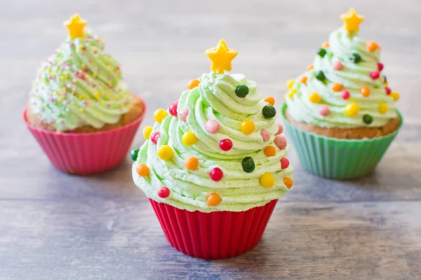 Cupcakes com forma de árvore de Natal em madeira — Fotografia de Stock