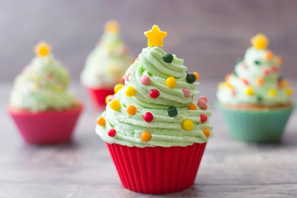 Cupcakes com forma de árvore de Natal em madeira — Fotografia de Stock