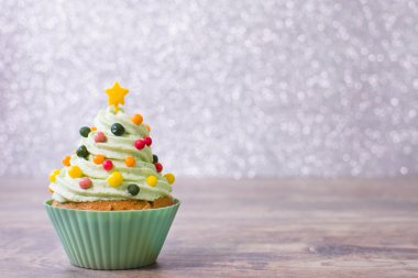 Noel ağacı cupcake ve glitter arka plan