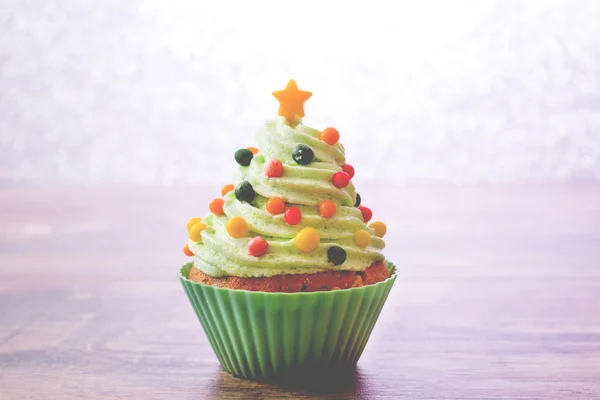 Weihnachtsbaum Cupcake und Glitzer Hintergrund — Stockfoto
