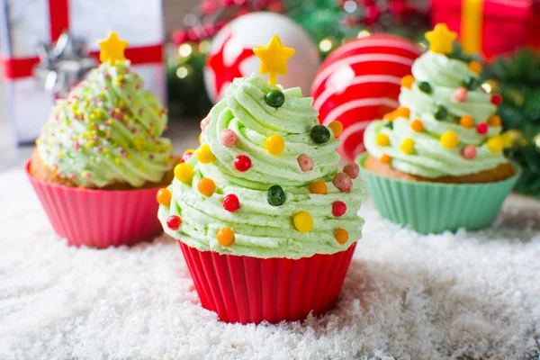 Cupcakes de árvore de Natal e decoração de Natal — Fotografia de Stock