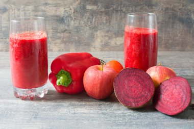 Pancar, biber, elma ve domates ile kırmızı Detoks
