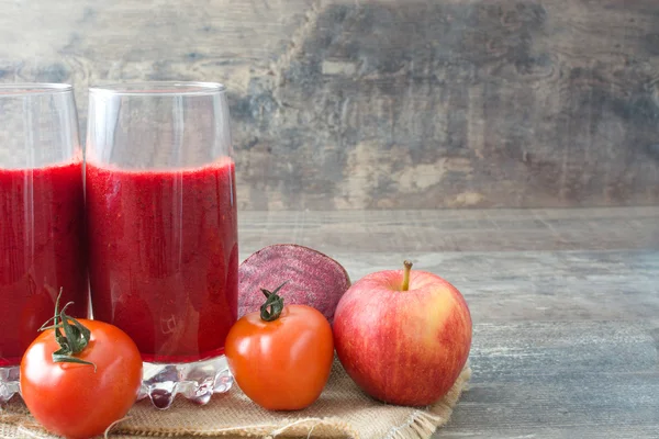 Rote Entgiftung mit Rote Bete, Paprika, Apfel und Tomate — Stockfoto