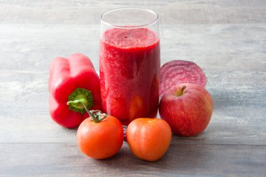 Pancar, biber, elma ve domates ile kırmızı Detoks