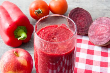 Pancar, biber, elma ve domates ile kırmızı Detoks