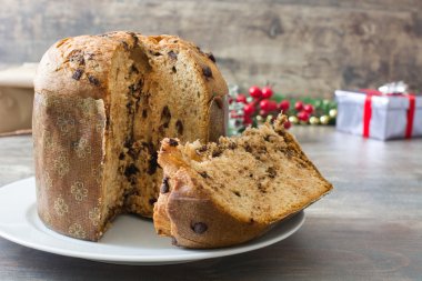 Panettone ile ahşap bir masa üzerinde çikolata