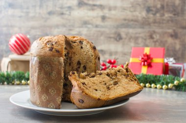 Panettone ile ahşap bir masa üzerinde çikolata