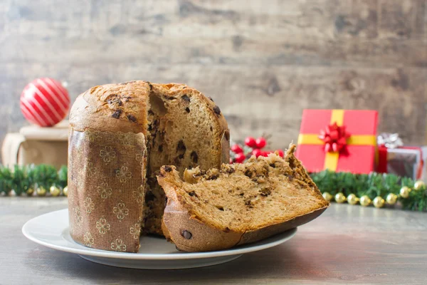 Panettone avec chocolat sur une table en bois — Photo