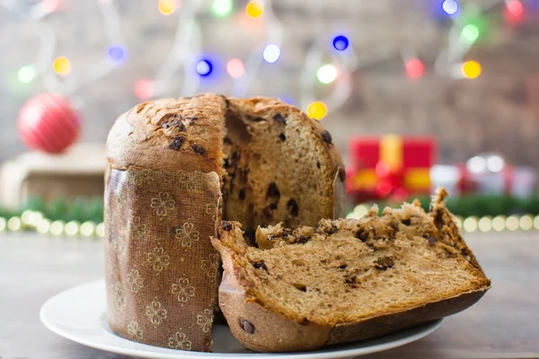 Panettone con chocolate en una mesa de madera — Foto de Stock