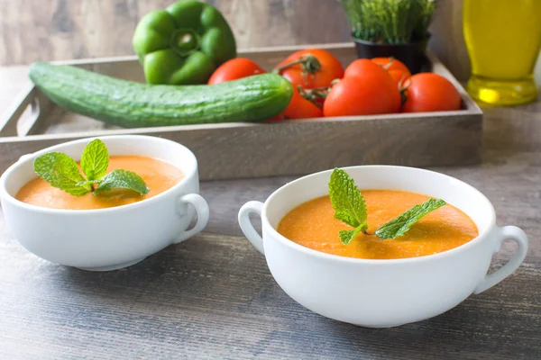 Gazpacho mit Tomaten, Knoblauch, Gurken und Pfeffer — Stockfoto