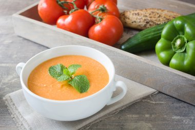 Domates, salatalık, biber ve sarımsak ile gaspaço