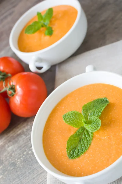 Gazpacho mit Tomaten, Knoblauch, Gurken und Pfeffer — Stockfoto