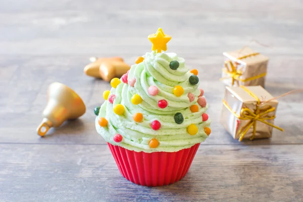 Weihnachtsbaum-Cupcakes auf einem Holztisch. — Stockfoto