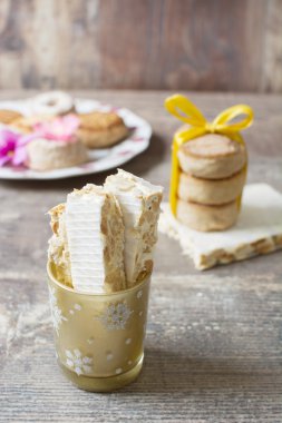 Noel nuga ahşap bir masa üzerinde