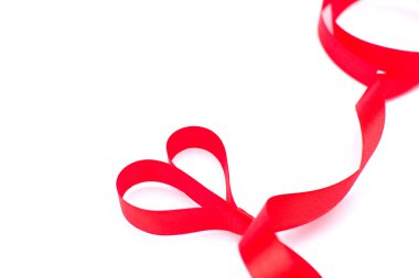 Kırmızı kurdele ile kalp şekli
