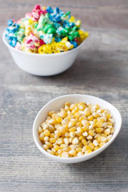 Ahşap üzerine tatlı patlamış mısır