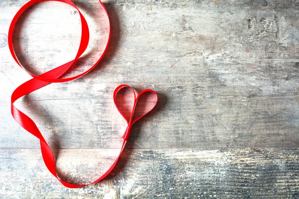 Красная лента с формой сердца — стоковое фото