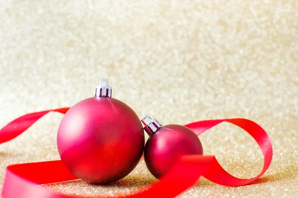 Рождественские шары и золотой блестящий фон — стоковое фото
