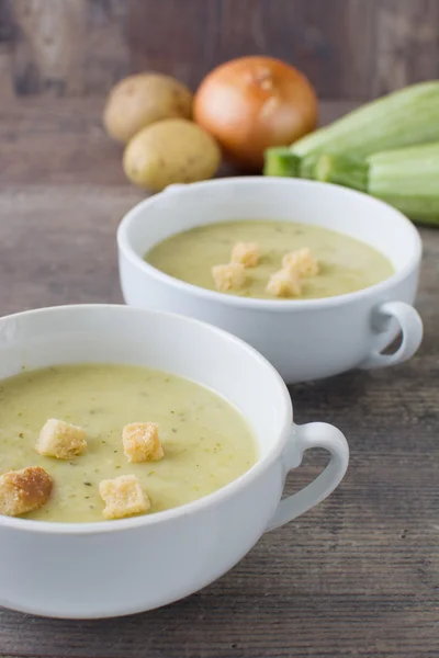 Zucchini-Suppe mit Kartoffeln, Zwiebeln und Knoblauch — Stockfoto