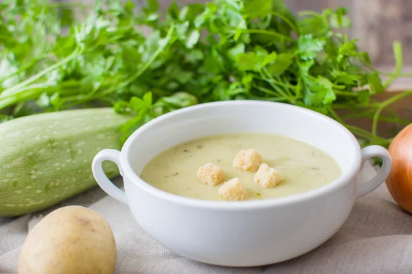 Sopa de abobrinha com batatas, cebola e alho — Fotografia de Stock