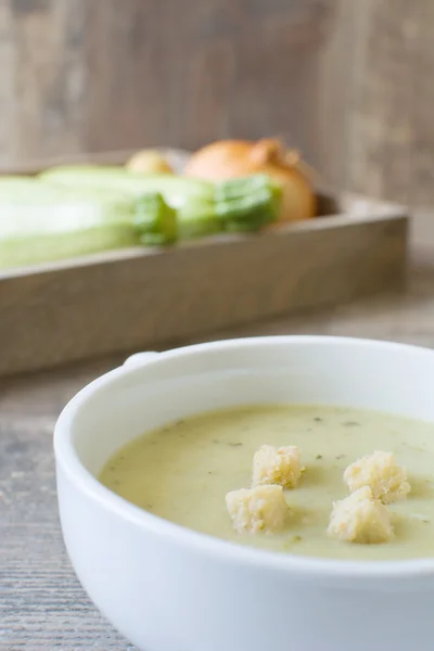 Zucchini-Suppe mit Kartoffeln, Zwiebeln und Knoblauch — Stockfoto