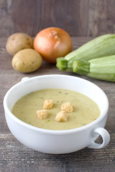 Суп из цуккини с картошкой, луком и чесноком — стоковое фото