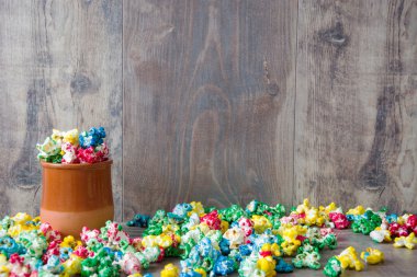 Ahşap üzerine tatlı patlamış mısır