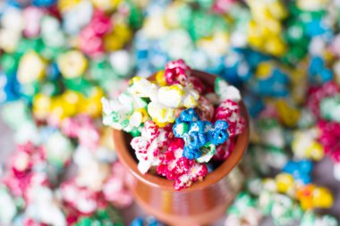 Ahşap üzerine tatlı patlamış mısır