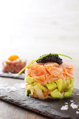 Somon tartar ve biftek tartar kayrak üzerine